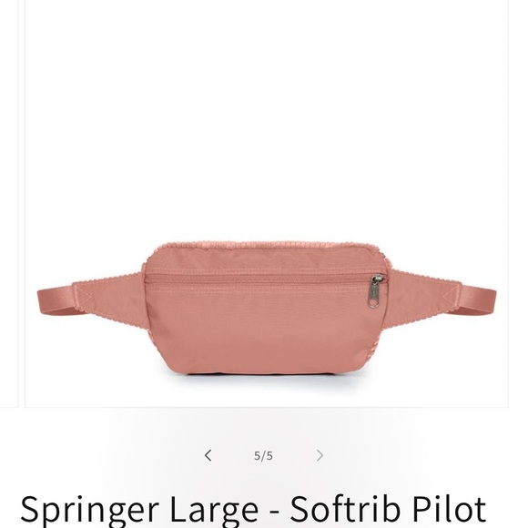 Large Fanny pack never used with tags - Picture 4 of 8